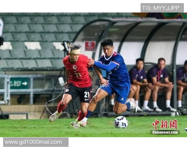 香港足球明星队精彩合照展现团结与拼搏精神的瞬间